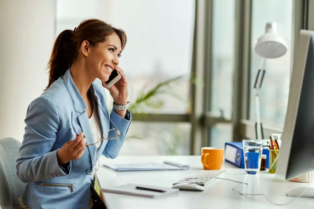 Geschäftsfrau telefoniert im Büro – Kundenbetreuung und Service bei LLS GmbH